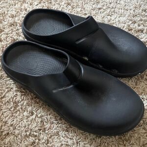 OOFOS Black Slip-On Loafers with Streamlined Design